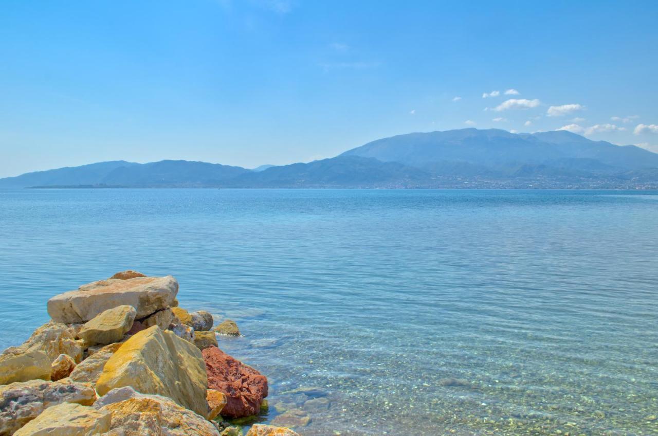 Epipleon Luxury Suites -106- Δωμάτιο 40Τμ Με Βεράντα 45Τμ Μπροστά Στην Θάλασσα นาฟปาคตอส ภายนอก รูปภาพ